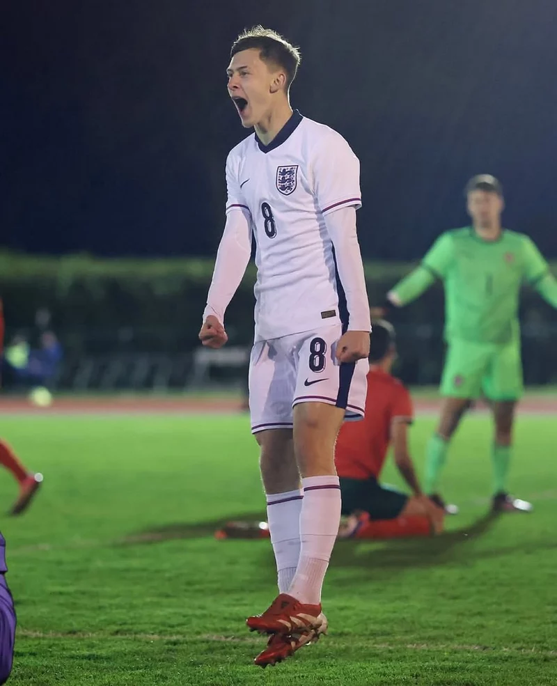 ảnh cầu thủ Chris Rigg 2