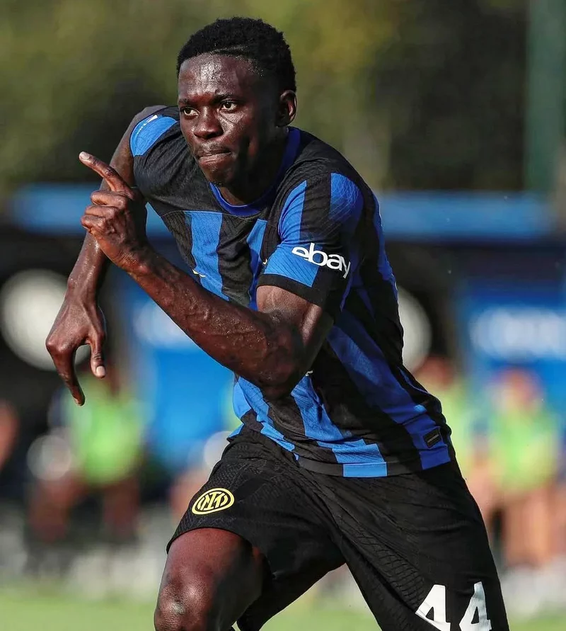 Hình ảnh cầu thủ Ebenezer Akinsanmiro 2