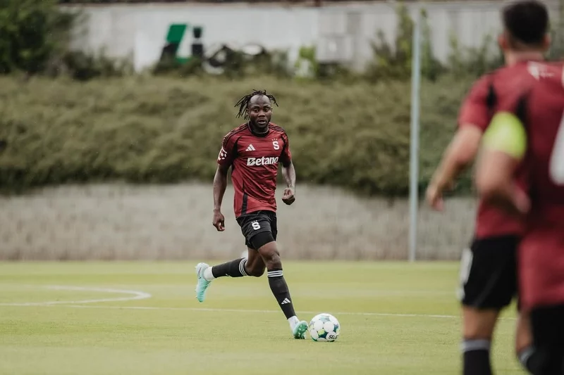 Hình ảnh cầu thủ Emmanuel Uchenna 3