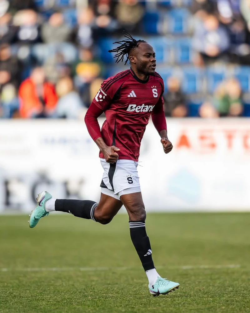 Hình ảnh cầu thủ Emmanuel Uchenna 4