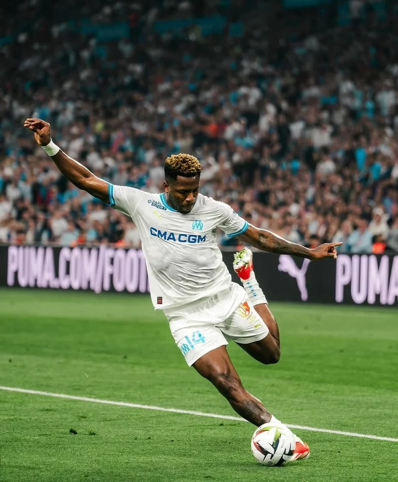 Hình ảnh cầu thủ Faris Moumbagna 2