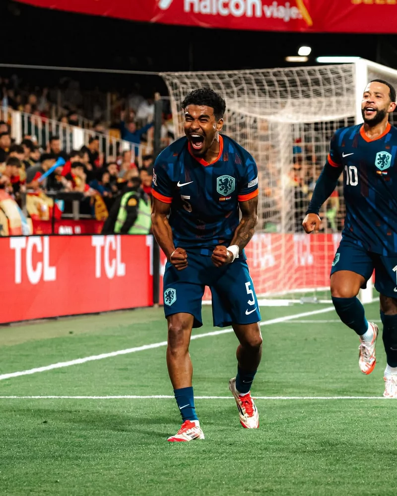 Hình ảnh cầu thủ Ian Maatsen 2