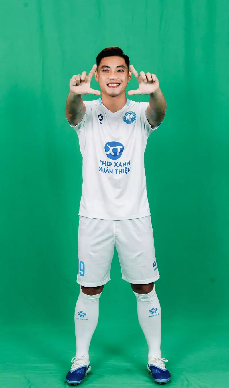 Lâm Ti Phông: Từ Bóng Đá Đường Phố Đến Sân Cỏ Quốc Tế