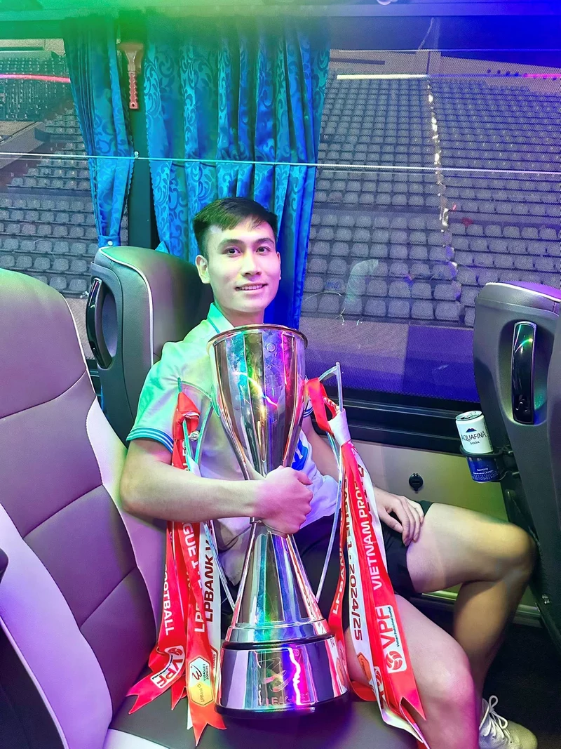 Trần Văn Công – Tiền vệ phòng ngự tài năng của bóng đá Việt Nam