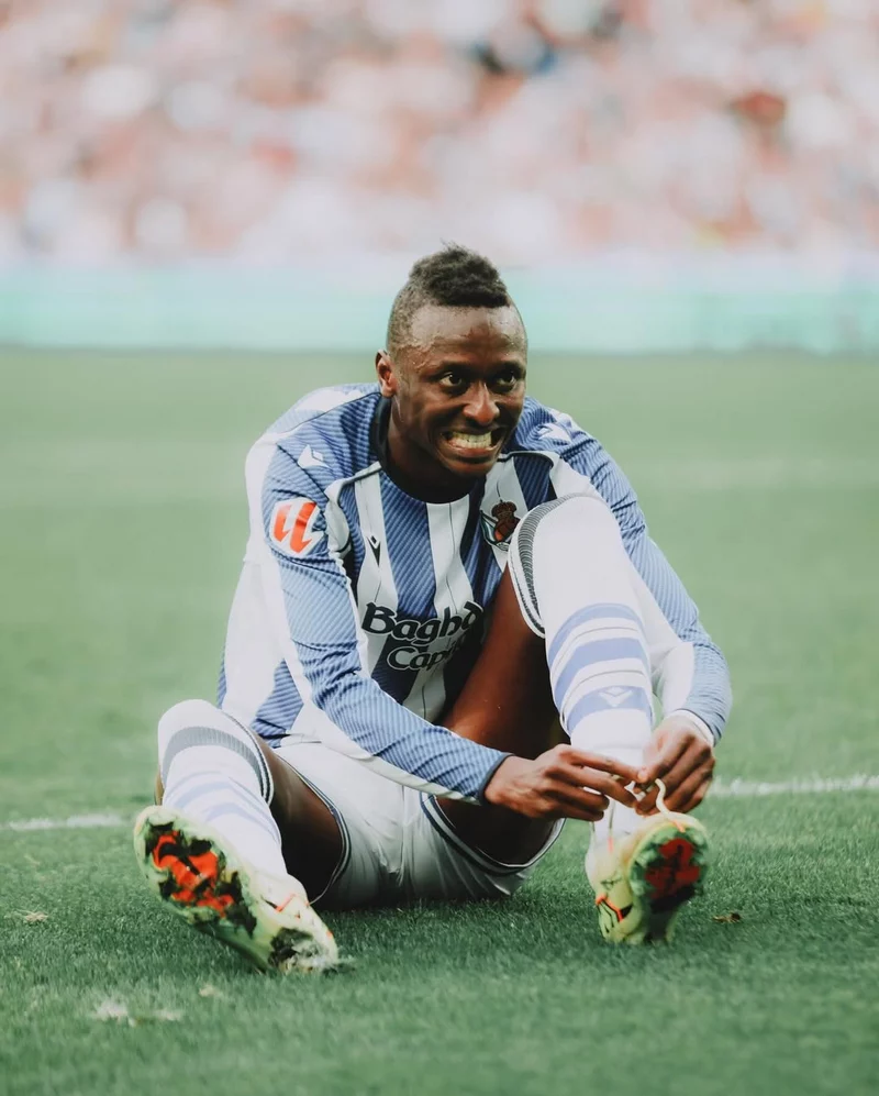 ảnh cầu thủ Umar Sadiq 4