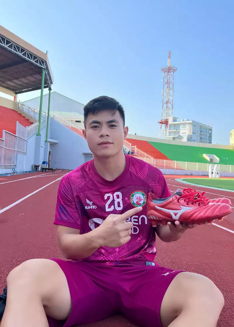 ảnh cầu thủ lý công hoàng anh 2