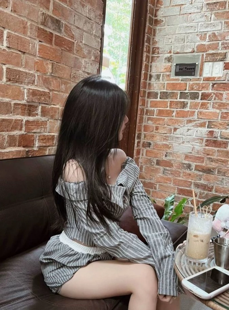 Ảnh gái xinh che mặt chụp ảnh chill buổi chiều