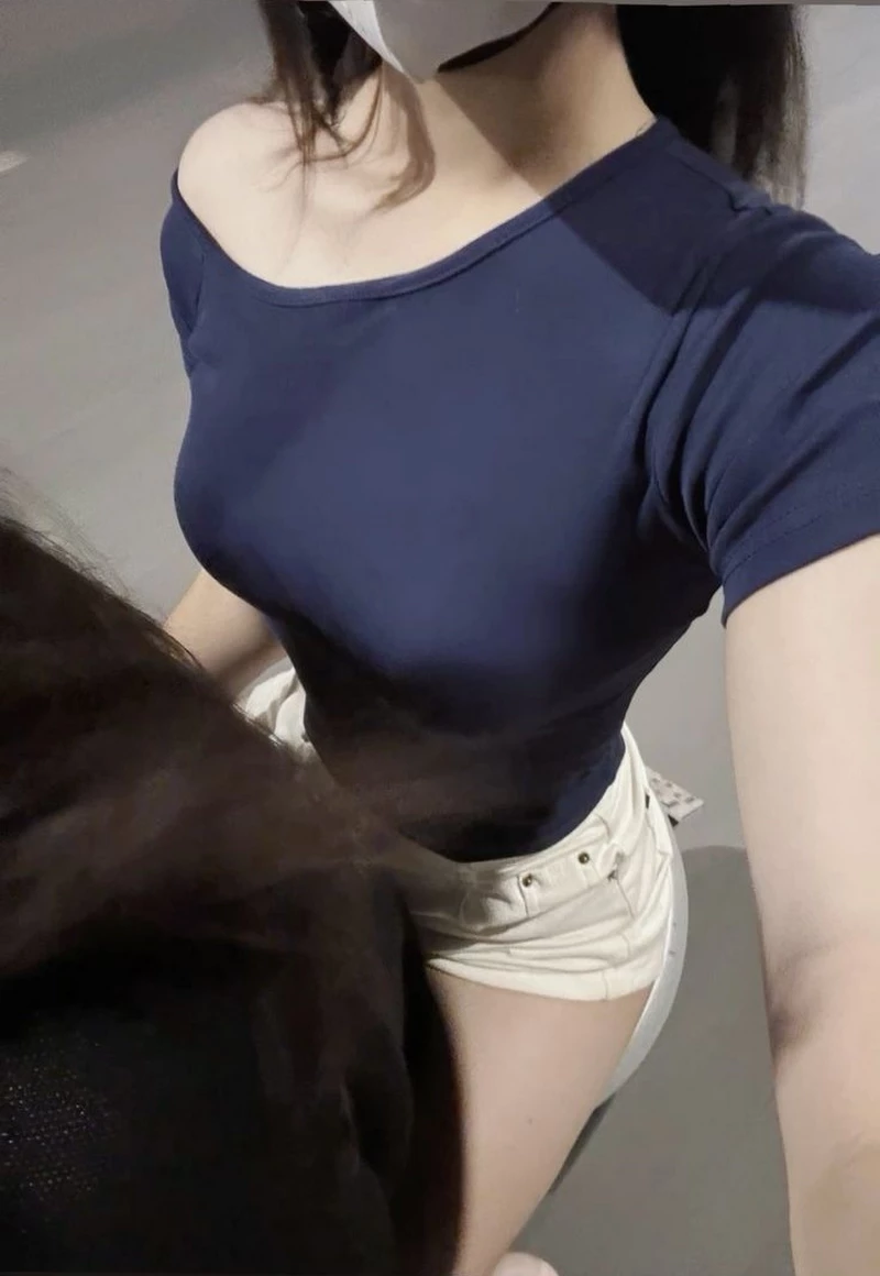 Ảnh gái xinh che mặt chụp ảnh trong phòng sáng