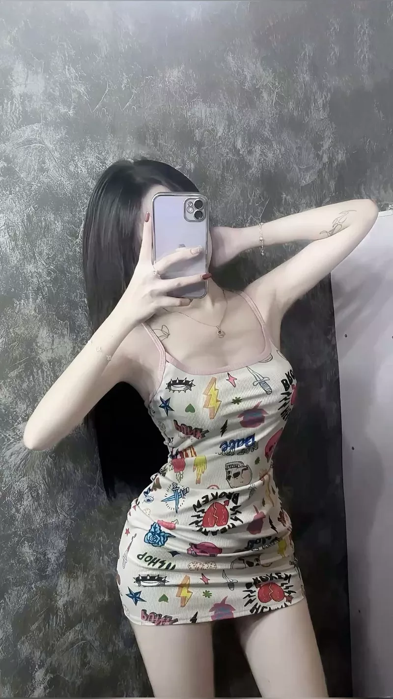 Ảnh gái xinh che mặt phong cách tối giản hiện đại