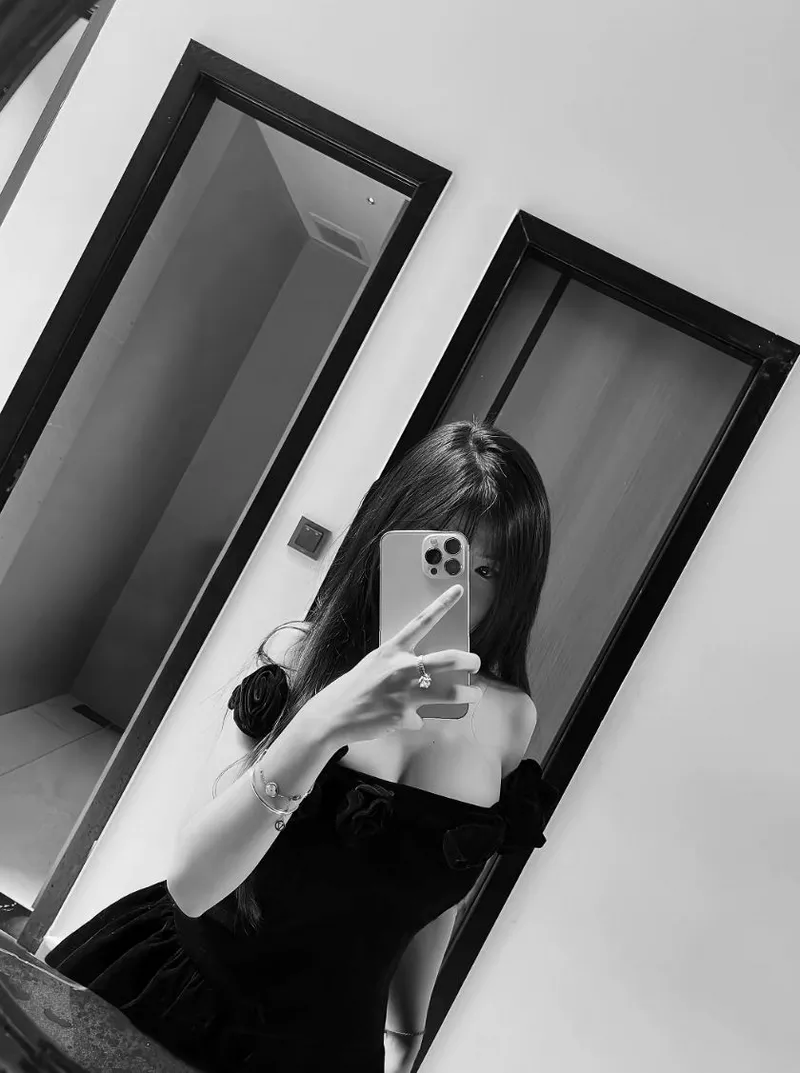 Ảnh gái xinh che mặt phong cách vintage dịu dàng