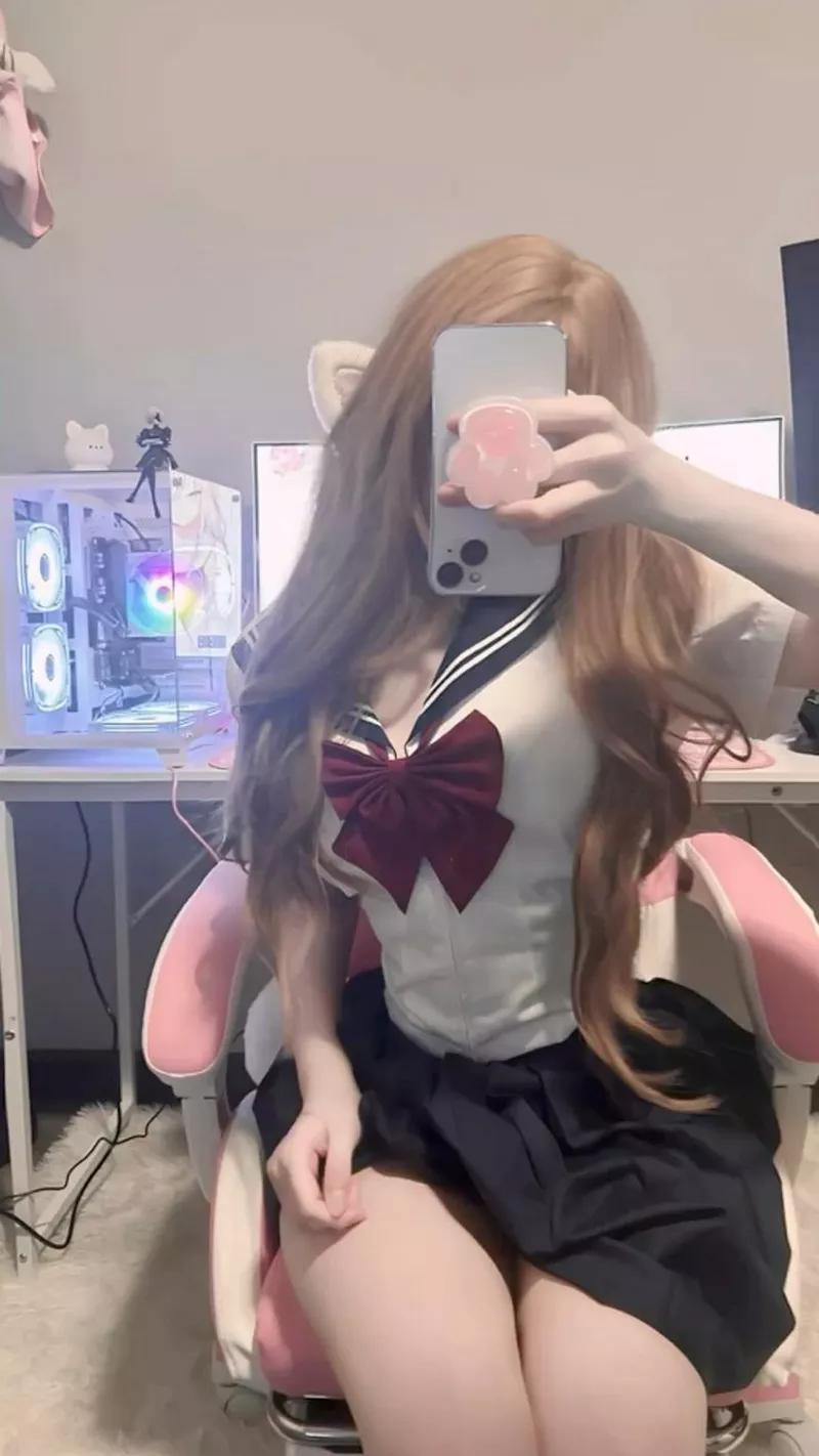 Ảnh gái xinh che mặt tạo dáng trước gương đơn giản