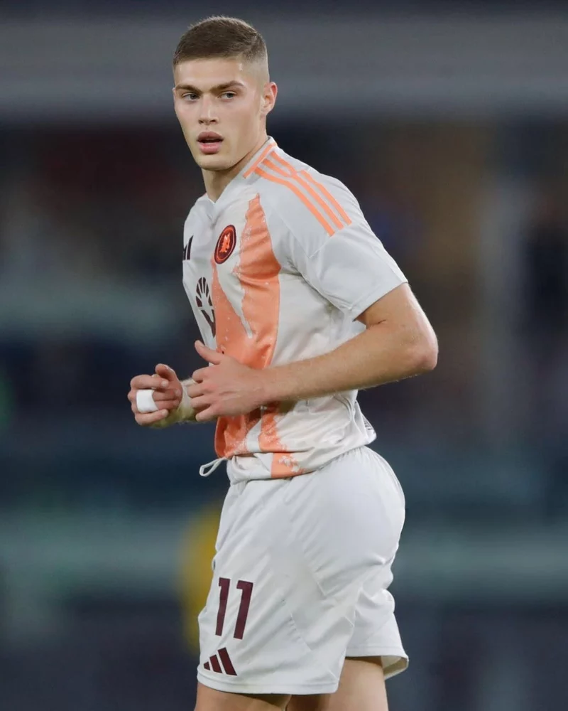 Hình ảnh cầu thủ Artem Dovbyk 2