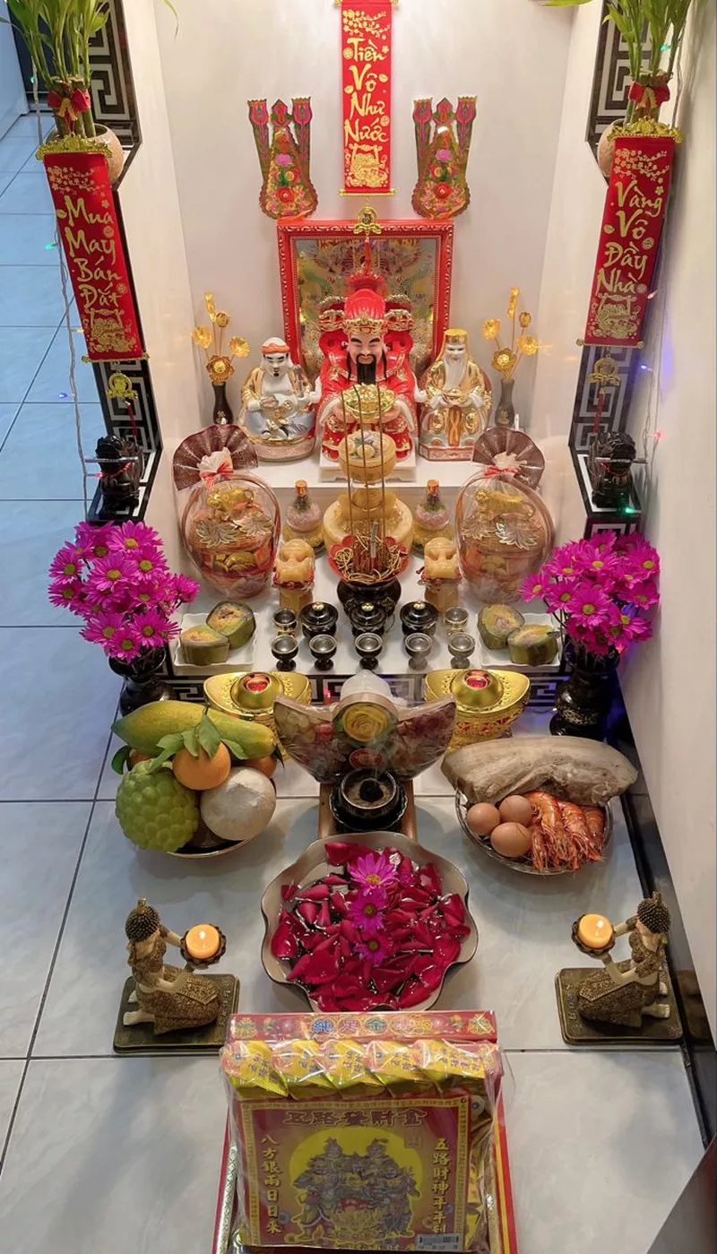 Bàn thờ gia tiên ngày Tết được trang trí đẹp mắt, chuẩn phong tục