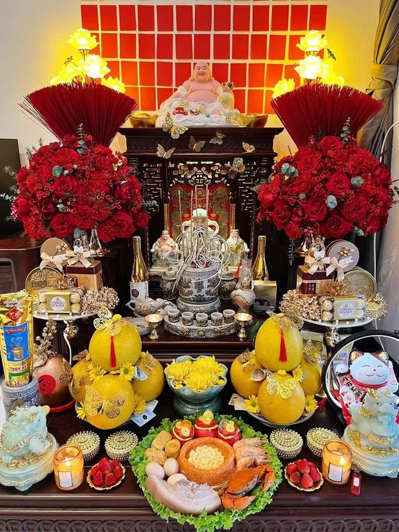 Bàn thờ ngày Tết được lau dọn và trang trí sạch sẽ