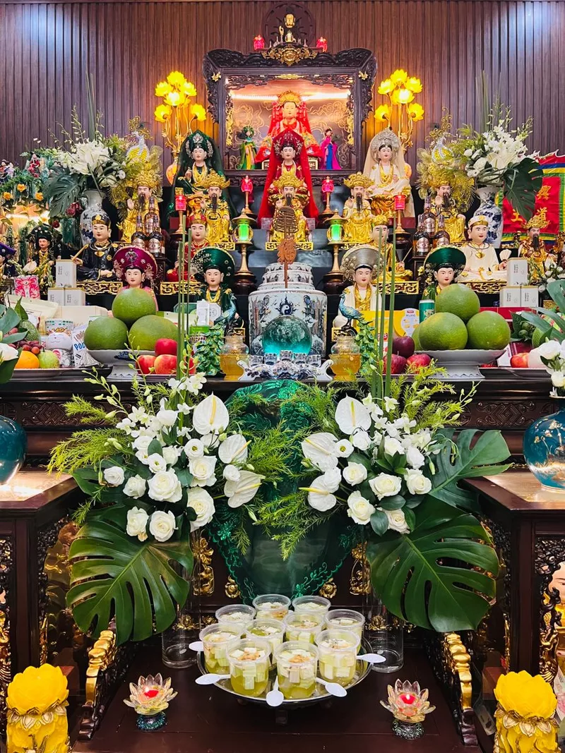 Bàn thờ ngày Tết được trang trí gọn gàng và trang trọng