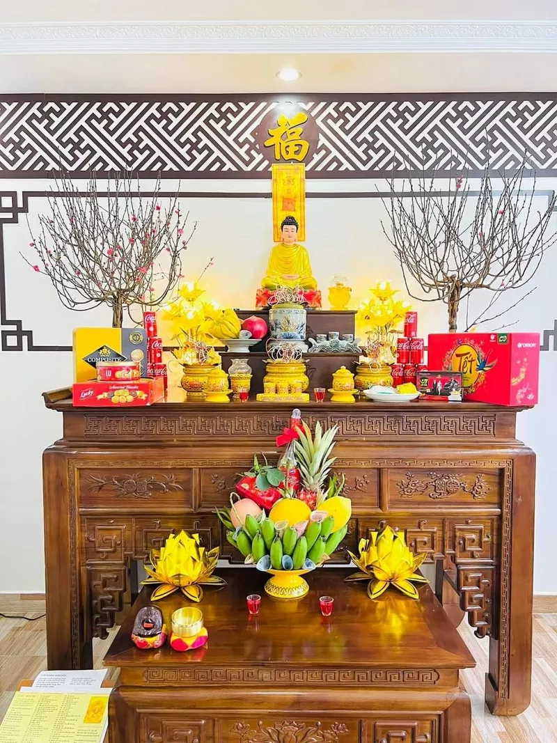 Bàn thờ ngày Tết với hoa tươi và trái cây đầy màu sắc