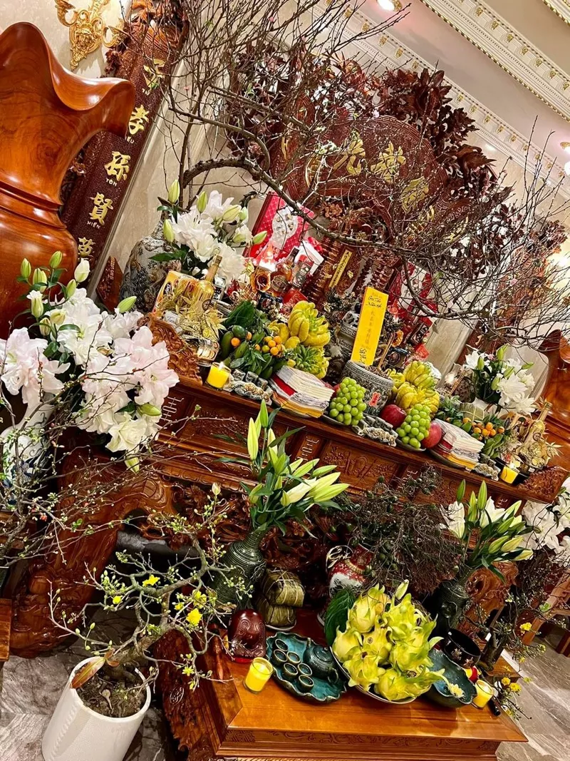 Bàn thờ tổ tiên ngày Tết trang trí hoa quả hài hòa