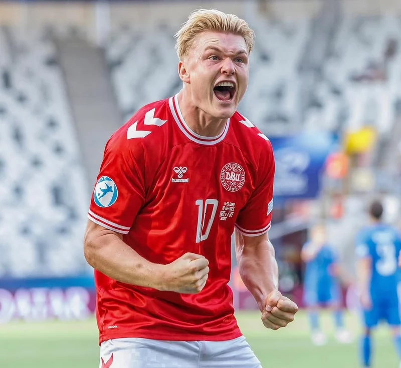 Hình ảnh cầu thủ Conrad Harder 4