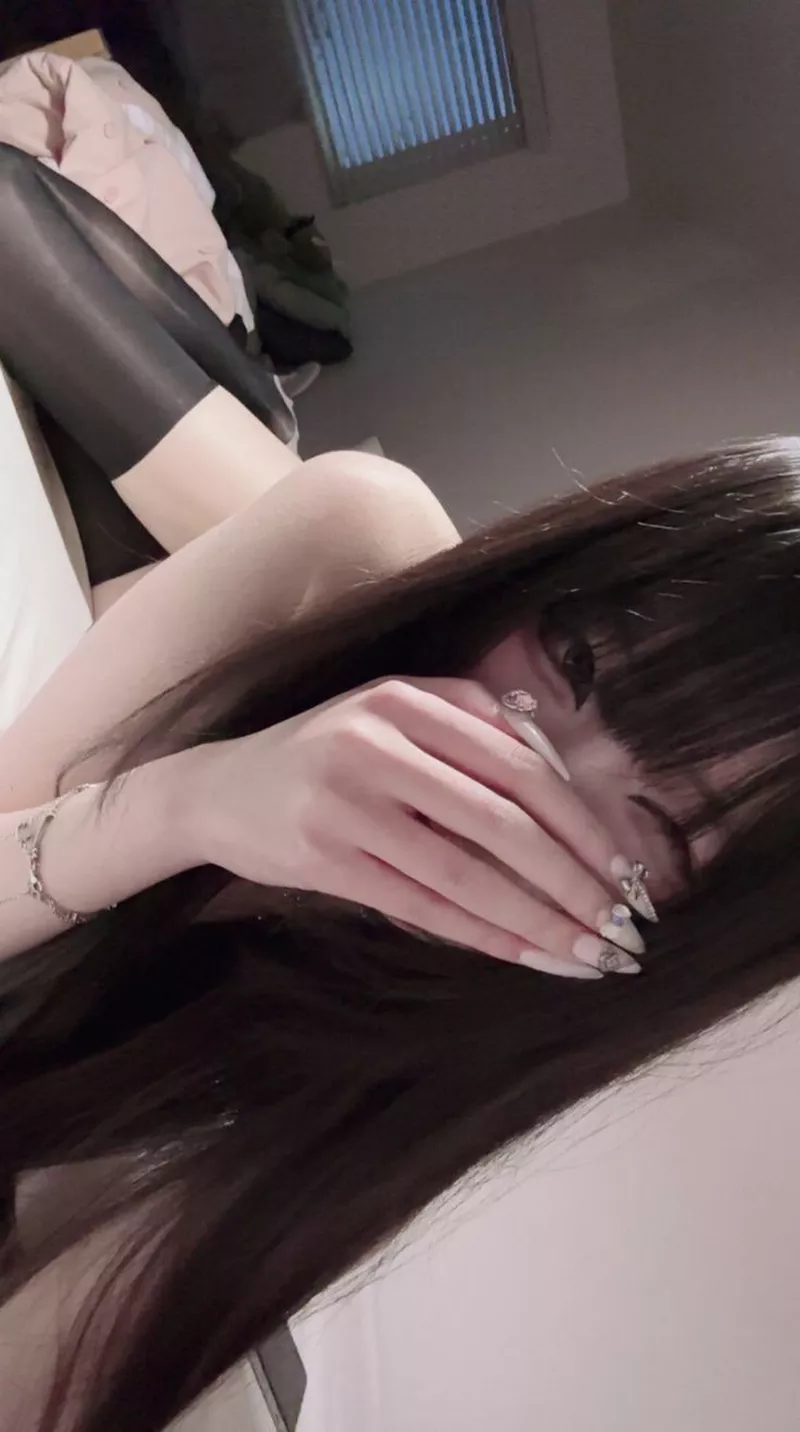 Gái xinh che mặt chụp ảnh sống ảo nhẹ nhàng