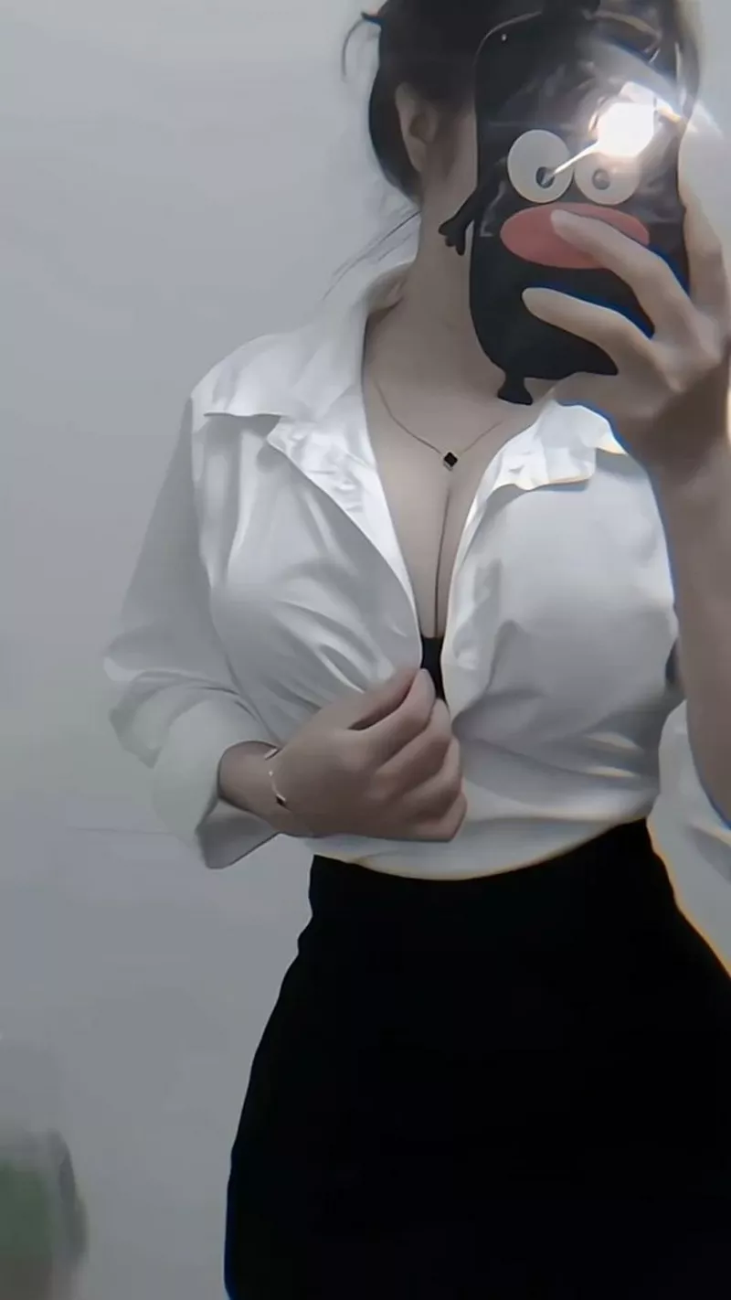 Gái xinh che mặt mặc áo sơ mi nhẹ nhàng