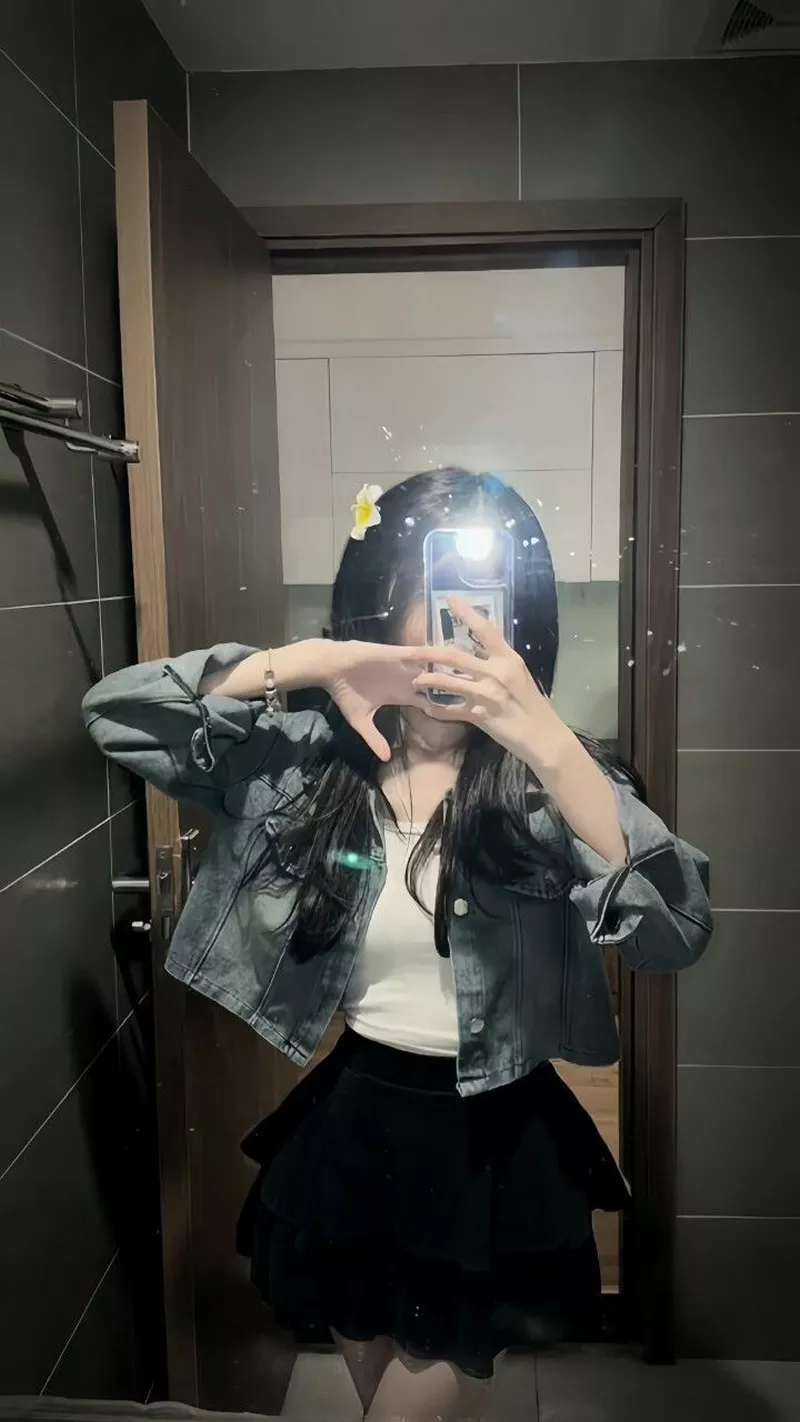 Gái xinh che mặt tạo cảm giác bí ẩn quyến rũ