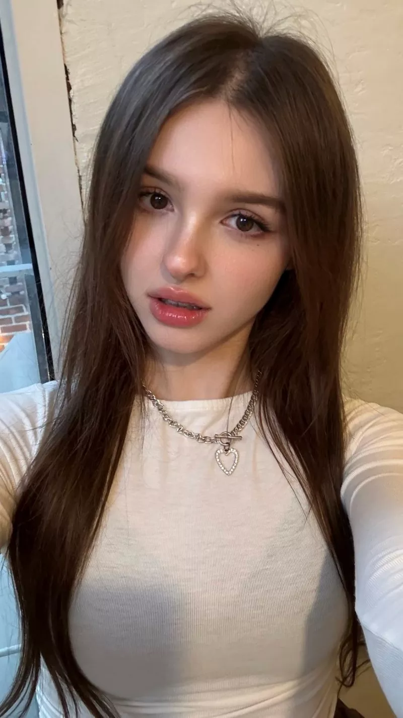 Gái xinh chụp ảnh trong khung cảnh đơn giản