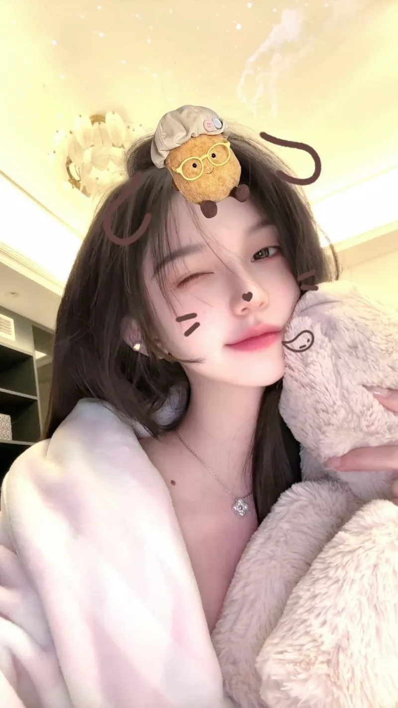 Gái xinh nhìn thẳng ống kính đầy cuốn hút