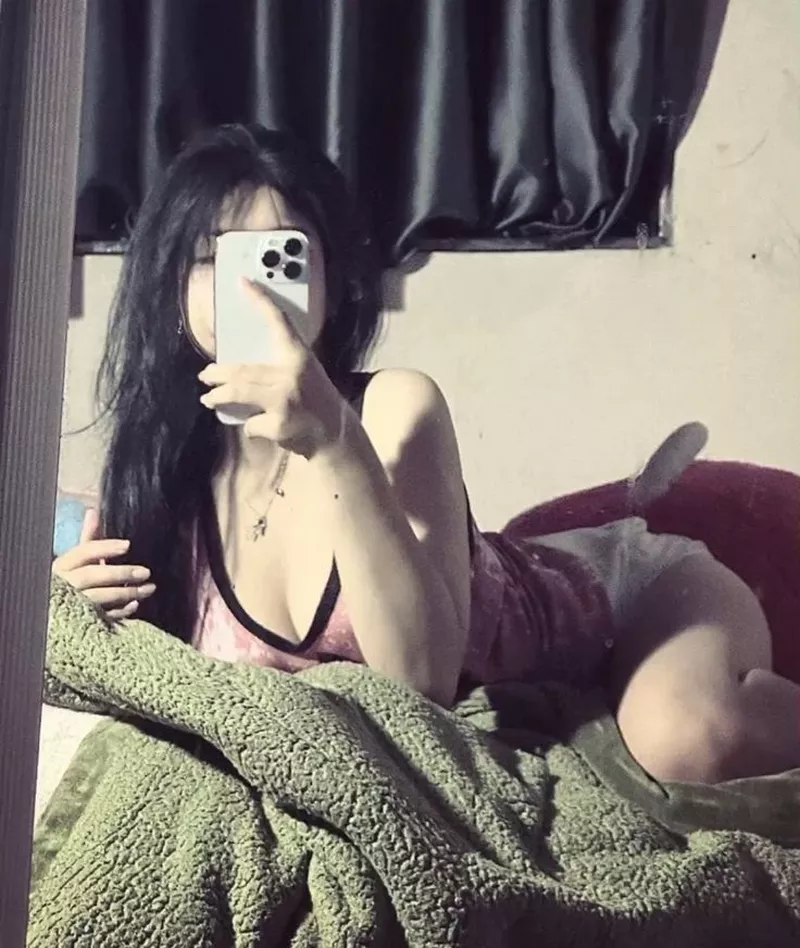 Hot girl sexy phong cách quyến rũ hiện đại