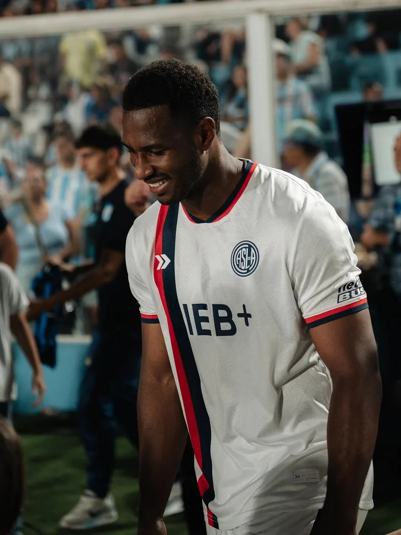 Hình ảnh cầu thủ Jhohan Romaña 4