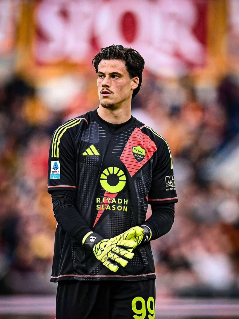 Hình ảnh cầu thủ Mile Svilar 3