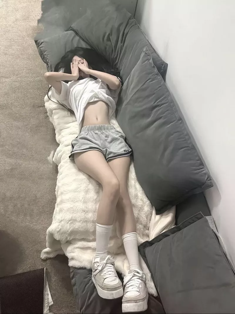 Người mẫu nữ sexy phong cách sang trọng hiện đại