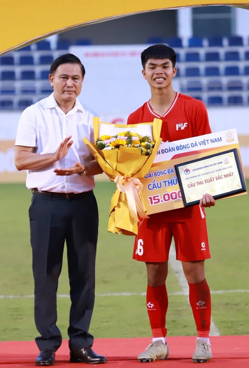 Hình ảnh cầu thủ Nguyễn Lê Phát 3