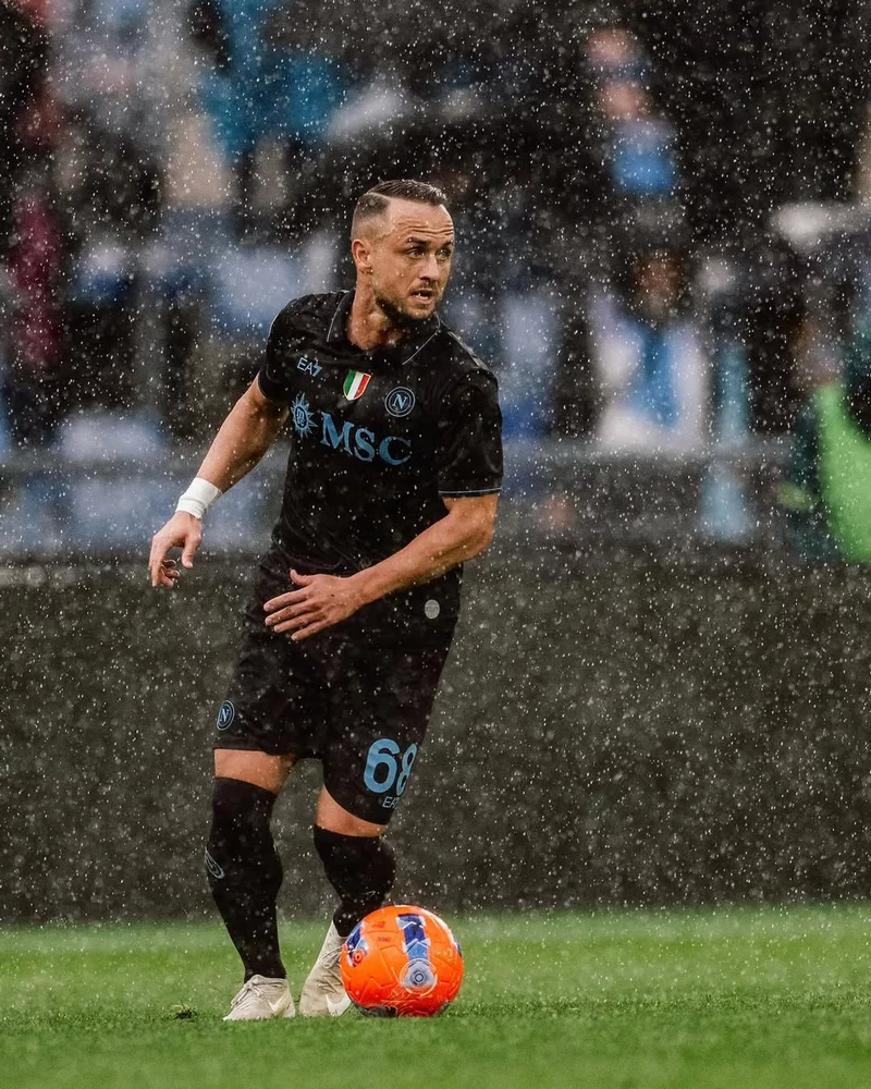 Hình ảnh cầu thủ Stanislav Lobotka 1