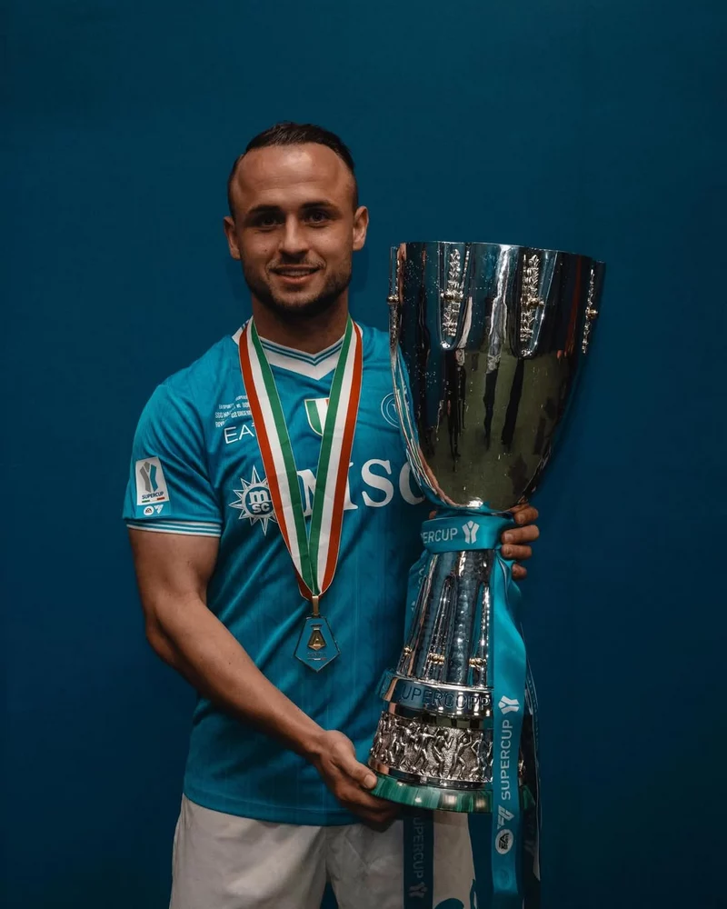 Hình ảnh cầu thủ Stanislav Lobotka 2