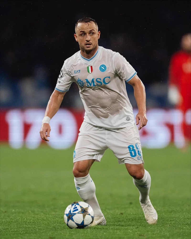 Hình ảnh cầu thủ Stanislav Lobotka 4