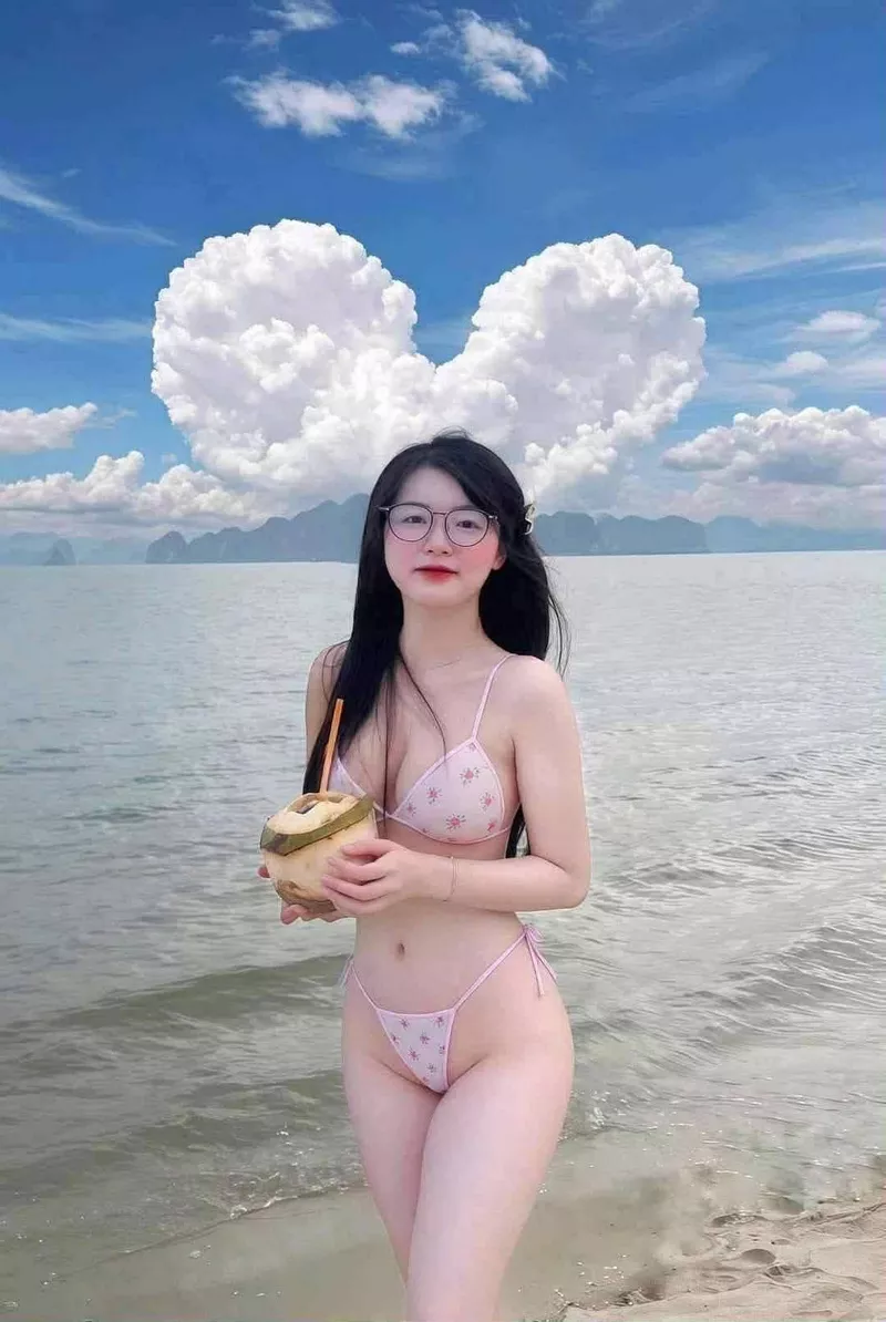 Thiếu nữ xinh xắn diện bikini nổi bật giữa biển xanh