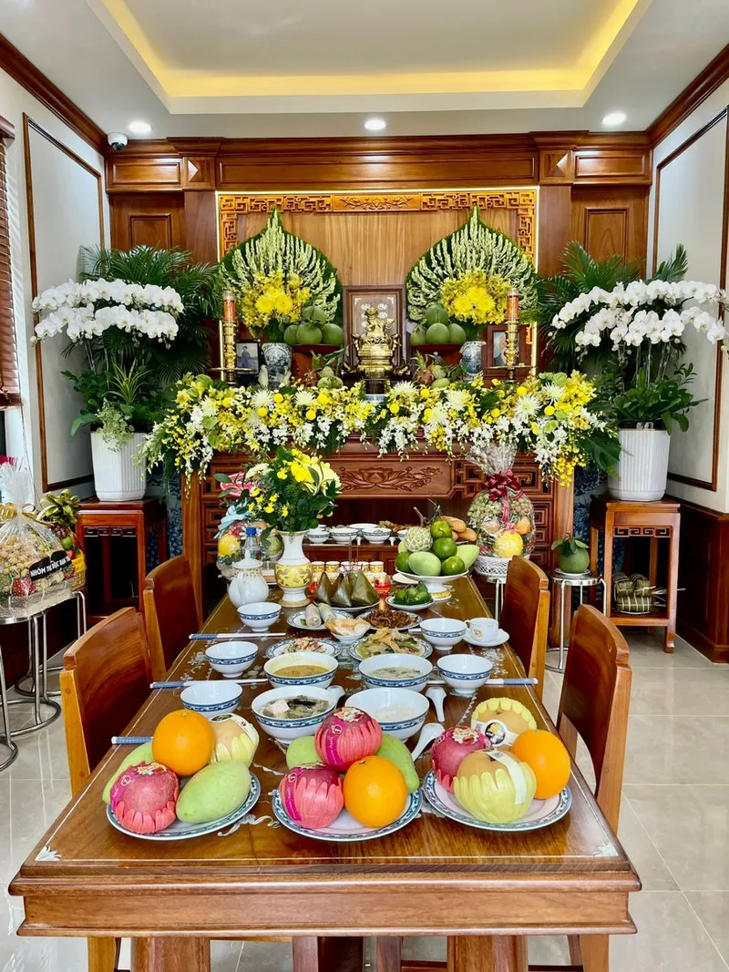 Trang trí bàn thờ ngày Tết miền Bắc với hoa đào truyền thống