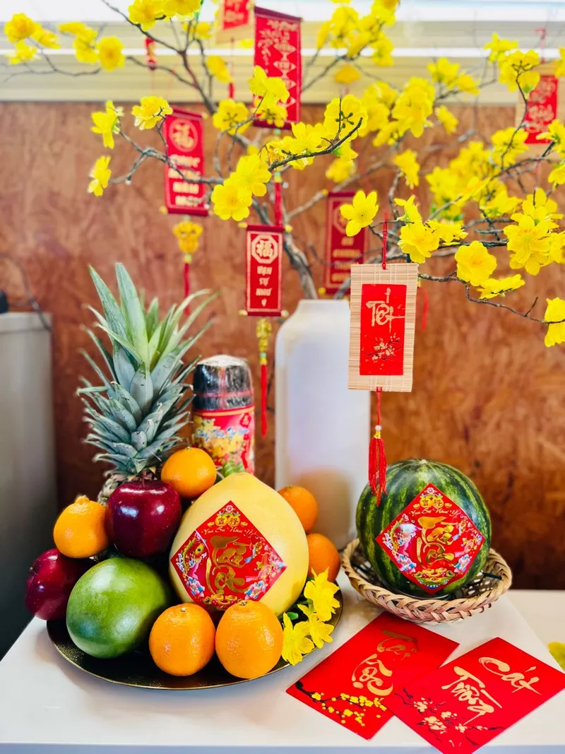 Trang trí bàn thờ ngày Tết miền Nam với hoa mai vàng