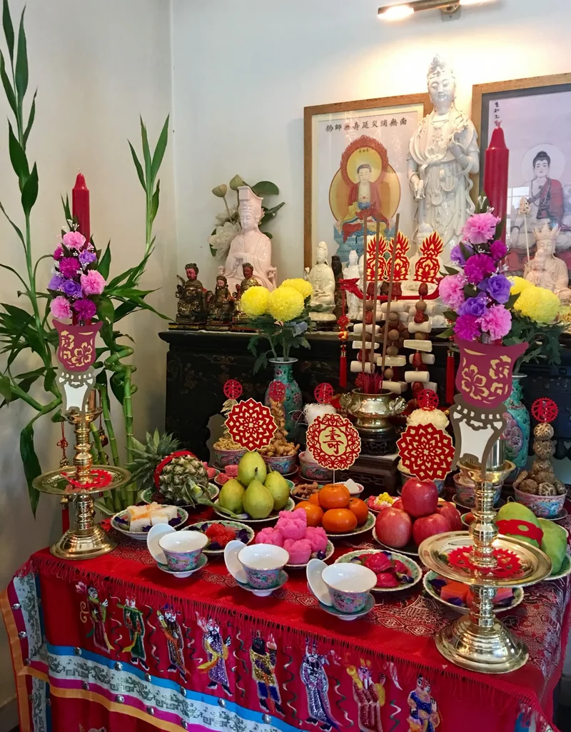 Trang trí bàn thờ ngày Tết với đèn nến và hoa tươi