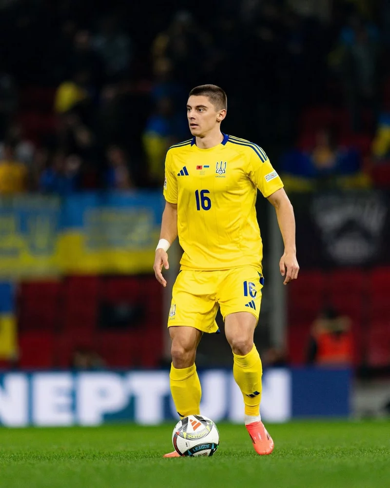 Hình ảnh cầu thủ Vitaliy Mykolenko 3