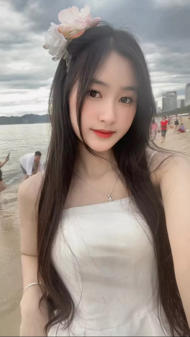 Gái xinh Việt Nam khoe vẻ đẹp tinh tế nhẹ nhàng