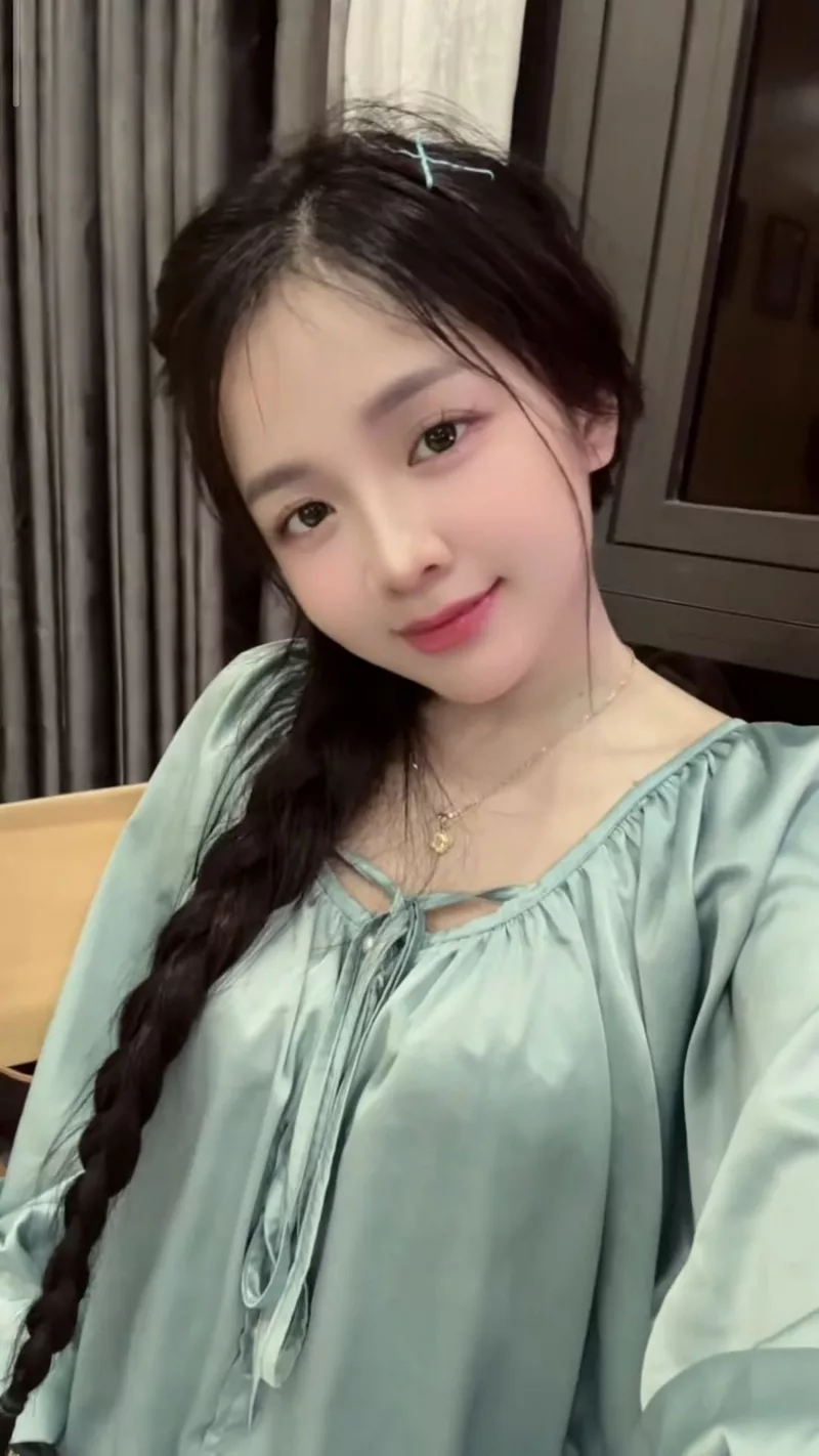 Gái xinh Việt Nam với ánh nhìn cuốn hút