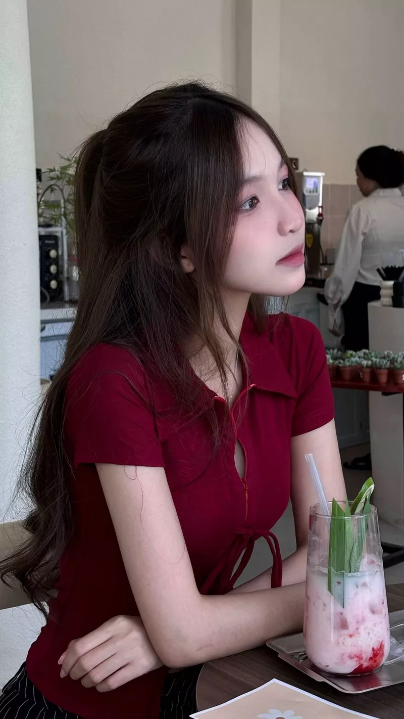 Gái xinh Việt Nam với thần thái nhẹ nhàng