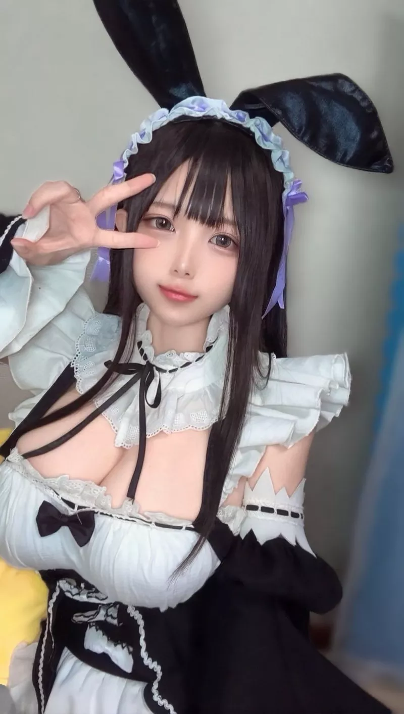 Gái xinh cosplay anime với ánh mắt thu hút