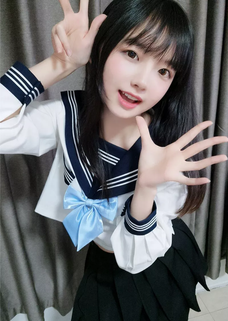 Hot girl Nhật Bản tạo dáng đơn giản mà xinh đẹp