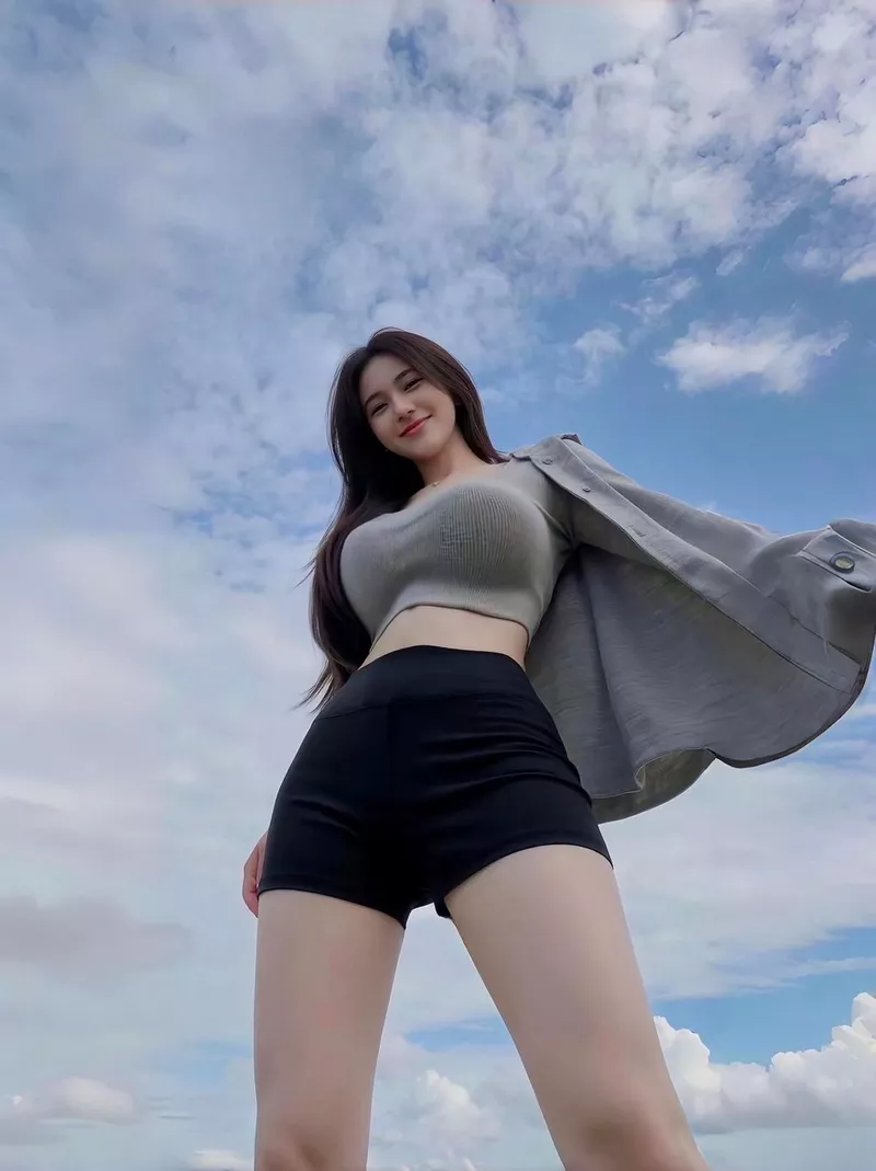 Hot girl TikTok với phong cách thời trang đơn giản